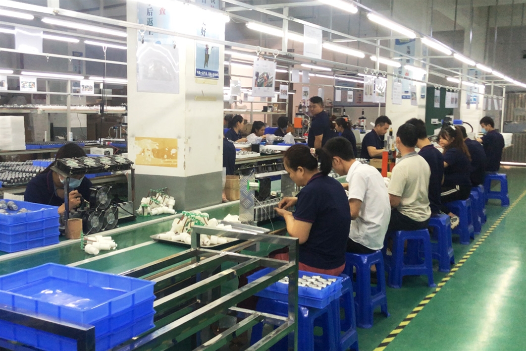永坤電機生產線一角